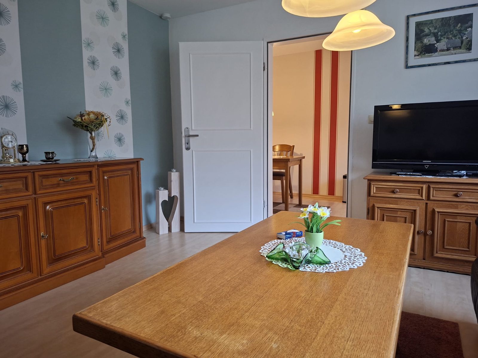 Wohnzimmer der Ferienwohnung Wiesmoor mit Esstisch